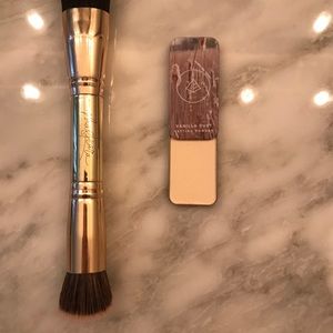 Maskcara vanilla dust face powder with brush